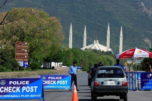 An ninh được kiểm soát chặt chẽ khi Pakistan chuẩn bị đăng cai tổ chức giai đoạn hai của cuộc đàm phán hòa bình giữa Mỹ và Iran tại Islamabad. Ảnh Reuters. 
