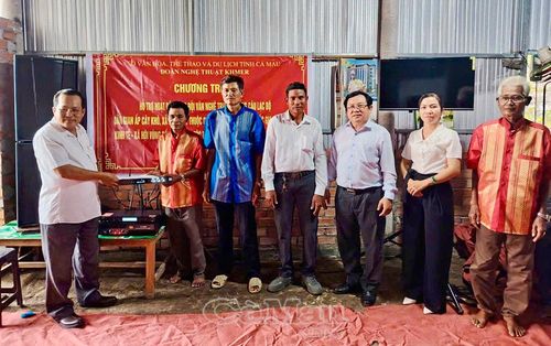  Nghệ nhân Ưu tú Hữu Văn Kel (thứ hai, từ trái sang) tiếp nhận thiết bị âm thanh hỗ trợ Câu lạc bộ Văn nghệ dân gian ấp Cây Khô, Xã Hồ Thị Kỷ.