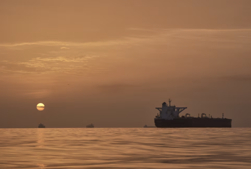 Mặt trời mọc phía sau những tàu chở dầu neo đậu ở eo biển Hormuz ngoài khơi đảo Qeshm. (Nguồn: AP)