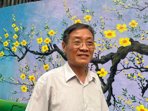 Ông Đỗ Minh Huân một trong những người dân tích cực đóng góp xây dựng tuyến phố bích họa. Ảnh: Kim Xuyến