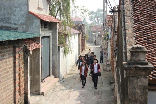 Làng cổ Đường Lâm thu hút du khách. Ảnh Phạm Hùng.