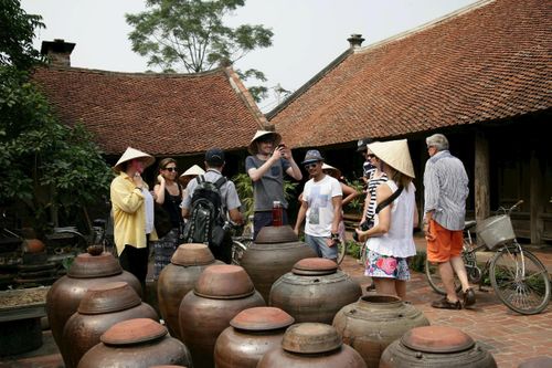Làng cổ Đường Lâm thu hút du khách. Ảnh Phạm Hùng.