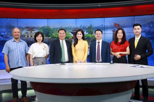 Hai vị khách mời chụp hình lưu niệm với e kíp thực hiện Chương trình của Cơ quan Báo và Phát thanh, Truyền hình Hà Nội. Ảnh: Phạm Hùng