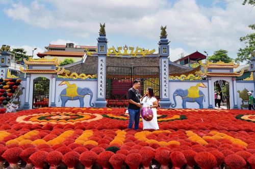 Khi người dân thực sự sống hạnh phúc trong không gian làng di sản họ sẽ chủ động tham gia bảo tồn và phát huy. Ảnh Phạm Hùng