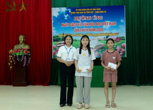 Ban Tổ chức đã trao nhiều phần thưởng cho các tập thể cá nhân tham gia chương trình. Ảnh: Cao Hồng