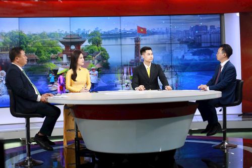 Tiến sĩ Nguyễn Anh Tuấn, Viện trưởng Viện Kinh tế Du lịch (Hiệp hội Du lịch Việt Nam) và Phó Giám đốc Sở Du lịch Hà Nội Trần Trung Hiếu chia sẻ về du lịch xanh tại Chương trình thời sự ngày 19-4. Ảnh: Phạm Hùng