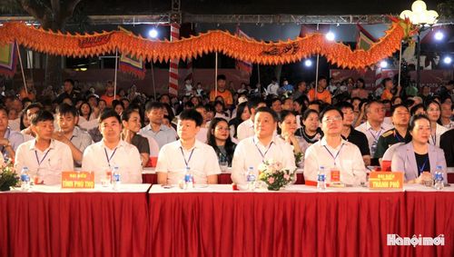 Các đồng chí lãnh đạo thành phố và địa phương dự lễ khai mạc. Ảnh: PV