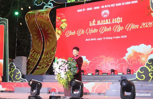 Ông Nguyễn Đăng Việt, Phó Bí thư Đảng ủy, Chủ tịch UBND xã Bình Minh, Trưởng ban tổ chức Lễ hội phát biểu. Ảnh: PV