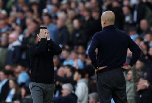 Arteta ôm mặt vì tiếc nuối trong trận gặp Man City.