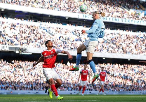 Hiệp hai chứng kiến sự áp đảo của nửa xanh thành Manchester. Sau nhiều cơ hội bị bỏ lỡ, Haaland lên tiếng đúng lúc. Phút 70, từ pha phối hợp nhịp nhàng giữa Doku và Nico O'Reilly bên cánh trái, Haaland đè mặt Gabriel, dứt điểm cận thành, tái lập thế dẫn trước cho Man City.