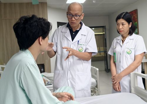 Các bác sĩ nhận định đây là một trường hợp rất may mắn, bởi chỉ cần chiếc đũa đi lệch 1 milimet là hậu quả khôn lường. Ảnh: BVCC.