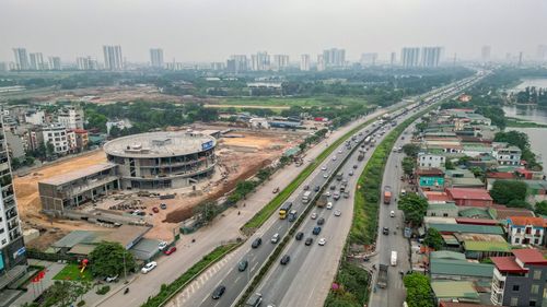  Khởi công đầu quý II/2025, bến xe khách Yên Sở có diện tích xây dựng 3.445 m², tổng diện tích sàn 14.534 m², nằm dọc trục Vành đai 3, cách bến xe Nước Ngầm khoảng 2 km và bến xe Giáp Bát khoảng 5 km. 