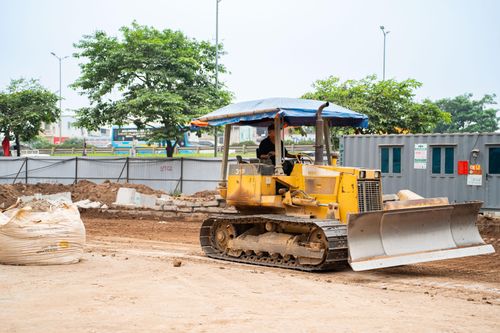  Các thiết bị hạng nặng như xe bơm bê tông, máy xúc đang hoạt động hết công suất tại khu vực mặt bằng dự án. 