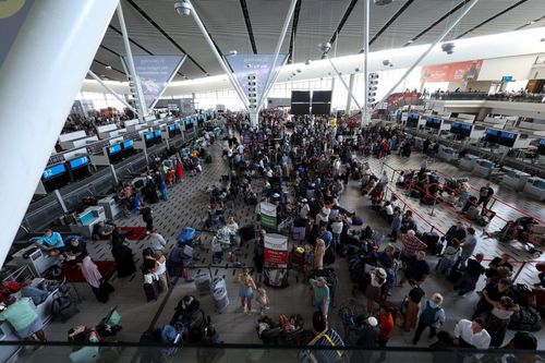  Hành khách chờ đợi tại nhà ga sân bay quốc tế Cape Town, Nam Phi, ngày 24/2. 