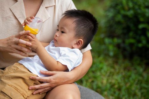 Chuyên gia cảnh báo bổ sung sai cách có thể gây "quá tải" vi chất. Ảnh: Freepik.