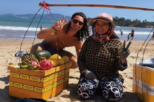  Du khách người Anh Louis (LocalLou) chụp ảnh cùng "dì Mai" - người phụ nữ bán hoa quả trên bãi biển Nha Trang nổi tiếng toàn cầu với lời rao bằng tiếng Anh "Mango, pineapple, banana, watermelon" (Xoài, dứa, chuối, dưa hấu). Ảnh: @local_lou. 