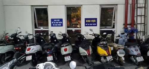Khu vực để xe điện tại một chung cư trên phố Minh Khai