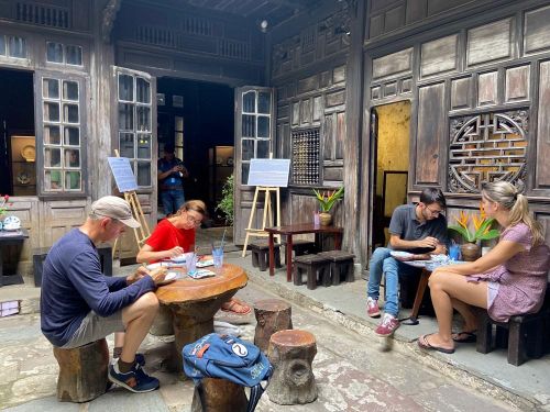 Trải nghiệm vẽ hoa văn gốm sứ Hizen trên đĩa gốm, lọ gốm, quạt giấy tại Bảo tàng Gốm sứ Mậu dịch