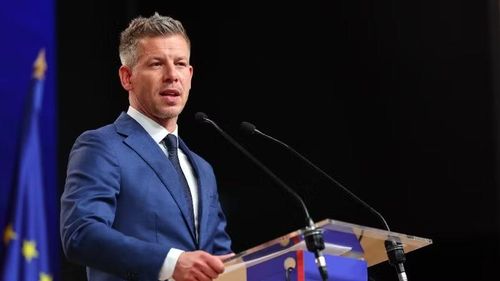 Tân Thủ tướng Hungary Peter Magyar trong cuộc họp báo tại Budapest, ngày 13/4/2026. (Ảnh: THX/TTXVN)