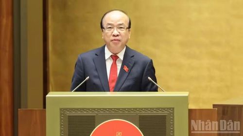 Chủ nhiệm Ủy ban Pháp luật và Tư pháp Phan Chí Hiếu trình bày báo cáo thẩm tra dự thảo Nghị quyết. (Ảnh: DUY LINH)