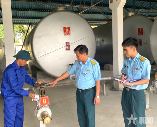  Chỉ huy Phòng Hậu cần - Kỹ thuật, Sư đoàn Phòng không 375, kiểm tra công tác bảo quản, bảo dưỡng bể, đường ống, van kho xăng dầu Sư đoàn. 