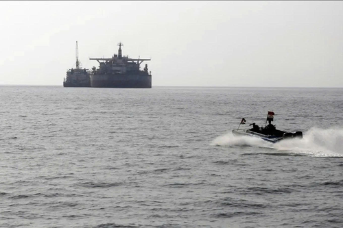 Tàu thuyền đi qua Eo biển Bab-el-Mandeb. Ảnh: AA