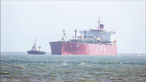 Tàu chở dầu khí tự nhiên hóa lỏng di chuyển qua eo biển Hormuz. Ảnh: TTXVN