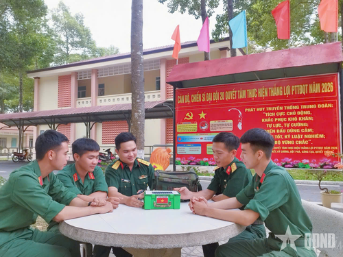 Thượng úy Hoàng Kim Lùn (ở giữa) chia sẻ về các sáng kiến ứng dụng công nghệ số của mình với đồng đội và chiến sĩ.