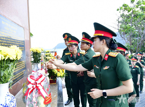 Dâng hương, dâng hoa tưởng niệm các anh hùng liệt sĩ.