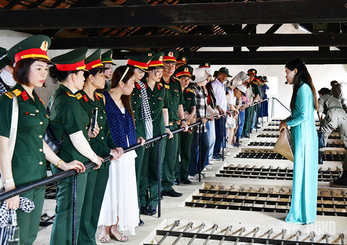 Tham quan di tích nhà tù Côn Đảo.