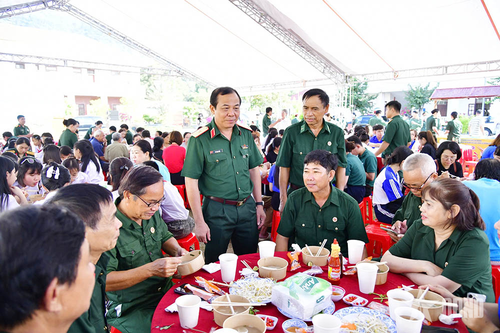 Thiếu tướng Vũ Văn Điền cùng các đại biểu dự chương trình "Bữa sáng nghĩa tình quân dân".