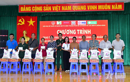 Trao quà tặng gia đình chính sách, hộ nghèo Đặc khu Côn Đảo.