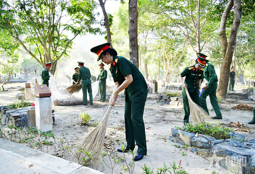 Dọn vệ sinh tại Nghĩa trang Hàng Dương.