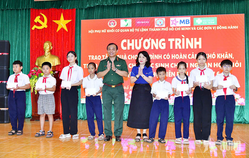 Thiếu tướng Vũ Văn Điền trao quà tặng học sinh.
