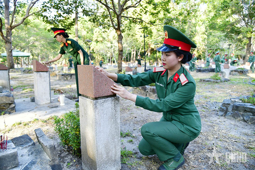 Chỉnh trang phần mộ liệt sĩ tại Nghĩa trang Hàng Dương.