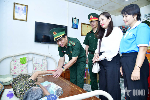 Lãnh đạo Bộ tư lệnh TP Hồ Chí Minh thăm, tặng quà đối tượng chính sách tại Côn Đảo.