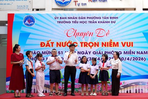  NSND Tạ Minh Tâm giao lưu, chỉ dẫn các em học sinh hát bài "Đất nước trọn niềm vui". Ảnh: THÚY BÌNH 