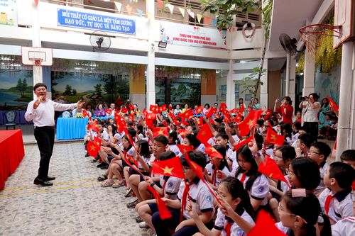  NSND Tạ Minh Tâm biểu diễn bài hát "Đất nước trọn niềm vui". Ảnh: THÚY BÌNH 