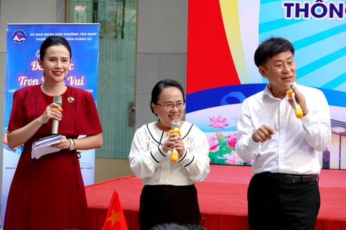 Phó Trưởng Ban Tuyên giáo và Dân vận Thành ủy TPHCM Đinh Thị Thanh Thủy và NSND Tạ Minh Tâm chia sẻ các kiến thức về âm nhạc và sách đến các em học sinh Trường Tiểu học Trần Khánh Dư. Ảnh: THÚY BÌNH 