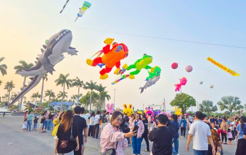  Giới trẻ chụp ảnh check-in tại sự kiện 