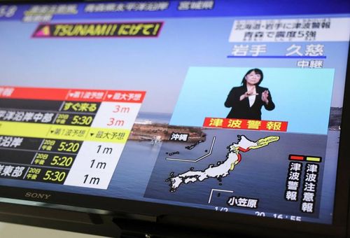  Cảnh báo sóng thần được phát trên truyền hình Nhật Bản. Ảnh: Japan Times 