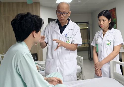 Bác sĩ trao đổi với bệnh nhân - Ảnh BVCC