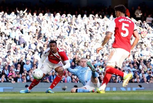 Pha làm bàn của Erling Haaland giúp Man City hạ Arsenal 2-1.