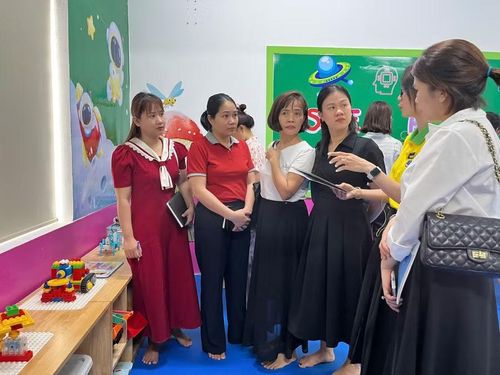 Các giáo viên trao đổi với nhau về phương pháp dạy STEM.