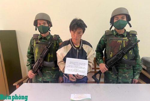 Đối tượng Tráng Láo Chứ cùng tang vật. Ảnh: Quàng Hùng