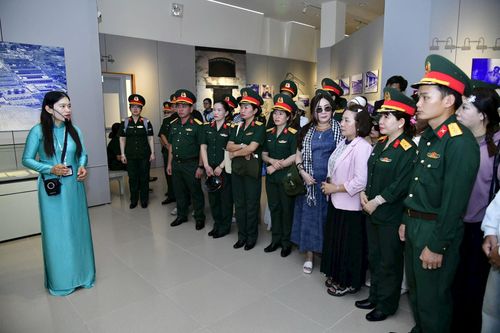 Tham quan di tích lịch sử tại Côn Đảo.