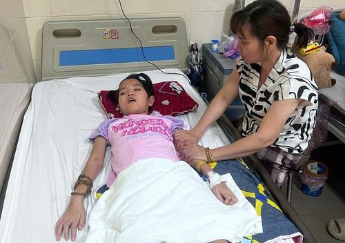 Chi phí điều trị của bé Vân đến nay đã vượt hơn 100 triệu đồng, gia đình buộc phải vay mượn