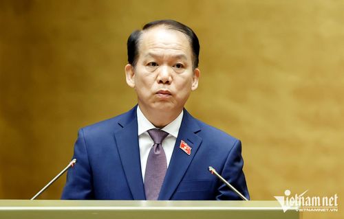 Bộ trưởng Tư pháp Hoàng Thanh Tùng trình bày tờ trình. Ảnh: Phạm Hải