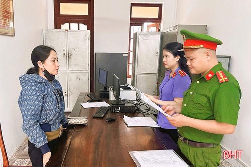 Cơ quan điều tra đọc quyết định khởi tố bị can đối với Phạm Thị Thiết.