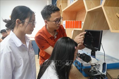 Thầy Lê Nhất Trường Tuấn, giáo viên Vật lý Trường THPT Hàm Rồng hướng dẫn các em học sinh sử dụng các thiết bị tại phòng học STEM của nhà trường.